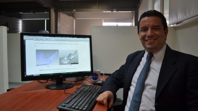 Juan Carlos Gutiérrez profesor investigador del CUCEI y de la Universidad de Guadalajara desarrollador de la técnica con luz blanca común que permite proteger los fósiles cuando son estudiados para su documentación e investiación.