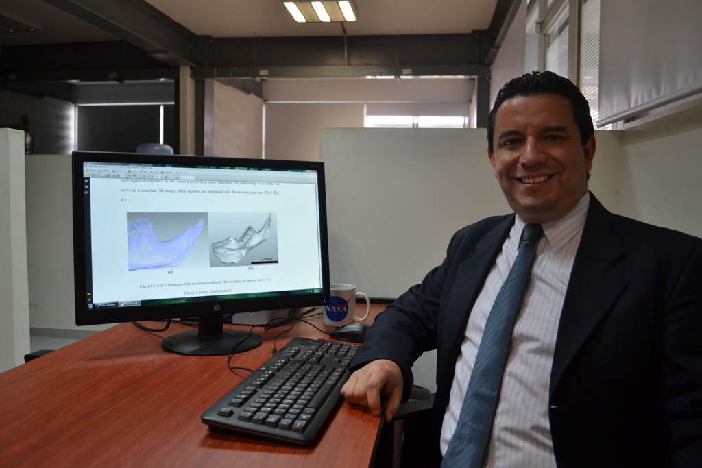 Juan Carlos Gutiérrez profesor investigador del CUCEI y de la Universidad de Guadalajara desarrollador de la técnica con luz blanca común que permite proteger los fósiles cuando son estudiados para su documentación e investiación.