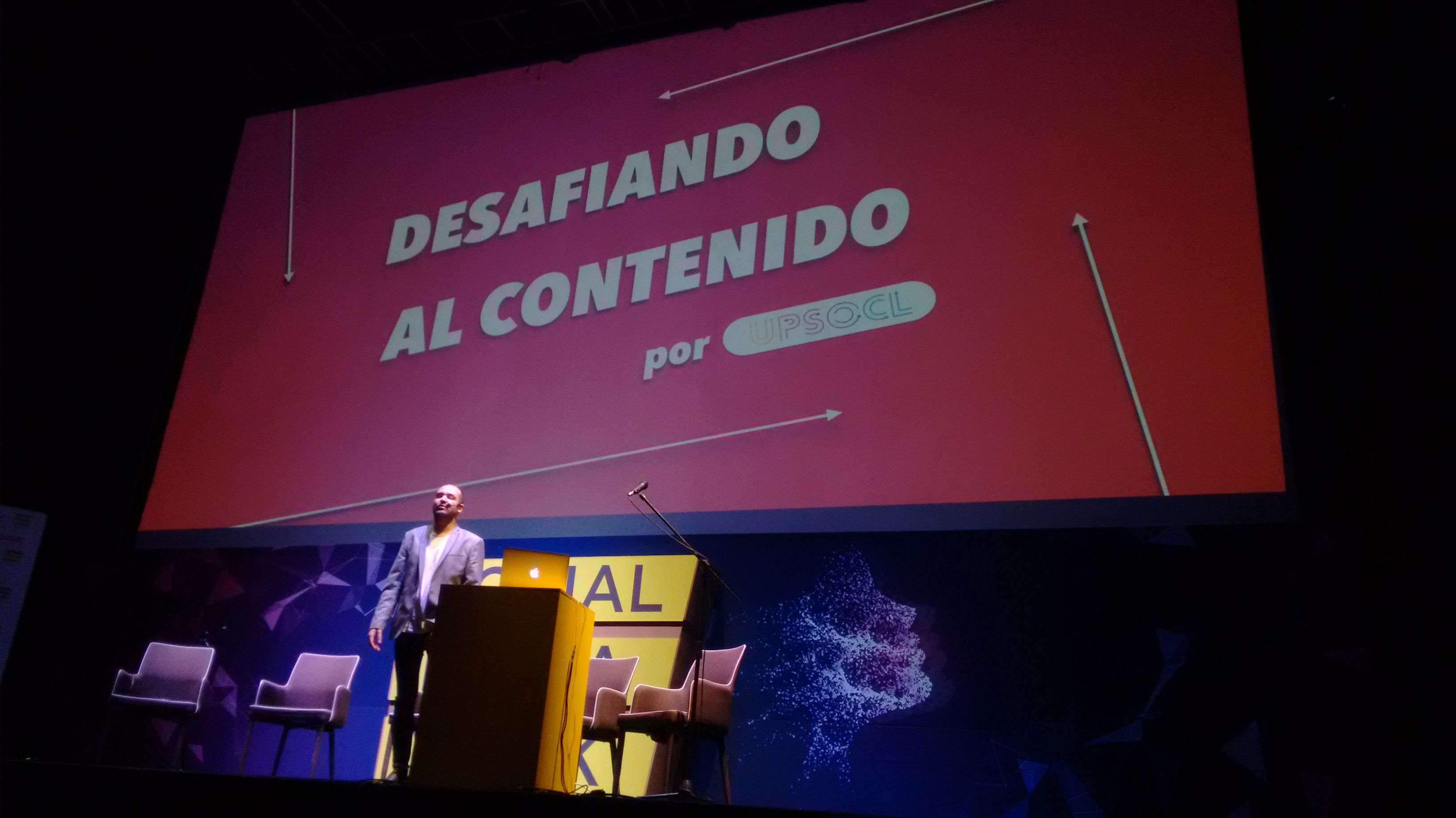Carlos Calleja de UPSOCL presenta el tema Desafiando Contenido en #SMWMéxico 2018