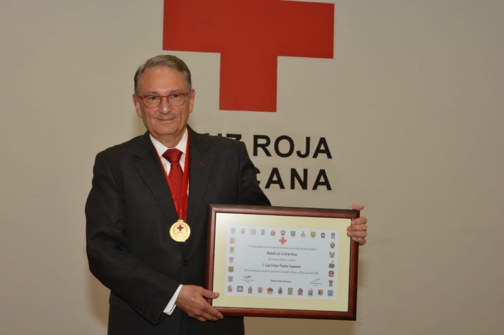 Luis Felipe Puente, ganador de la medalla de la Gran Cruz