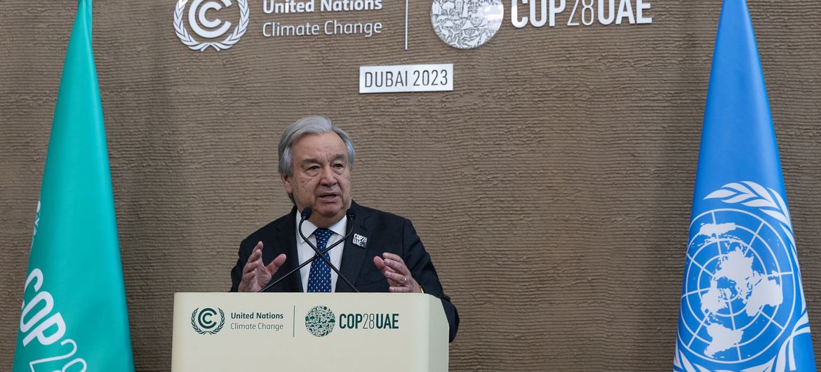 El Secretario General de la ONU, António Guterres, habla con la prensa en Expo City, sede de la Conferencia de las Naciones Unidas sobre el Cambio Climático, COP28, en Dubái (Emiratos Árabes Unidos).